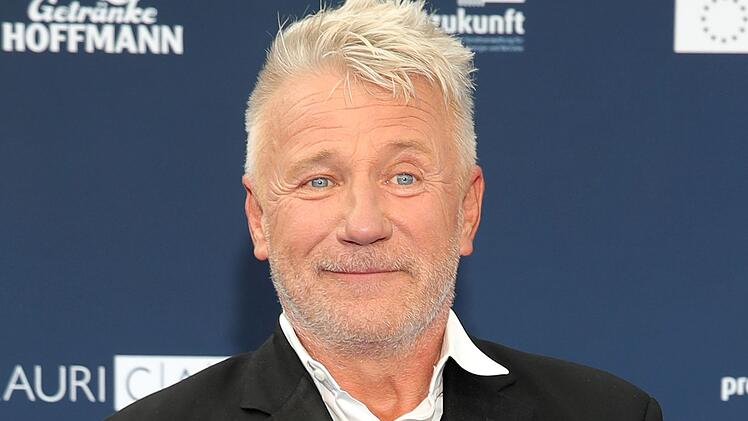 J&ouml;rg Sch&uuml;ttauf ist seit Jahrzehnten ein gern gesehener Schauspieler in Film und Fernsehen. Im Interview zum neuen ZDF-Thriller "Im Schatten der Angst - Der Skorpion" spricht er &uuml;ber seine erste Begegnung mit dem Westen.