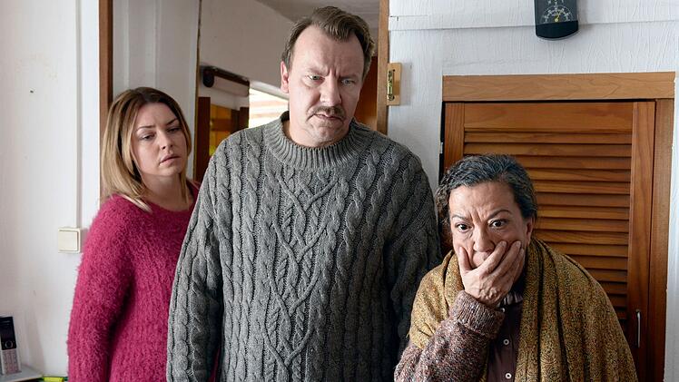 Olga (Karolina Lodyga, links), Roland (Ronald Kukulies) und Sinem (Lilay Huser) finden den toten Albert Kramm. Sie rufen sofort die Polizei an.