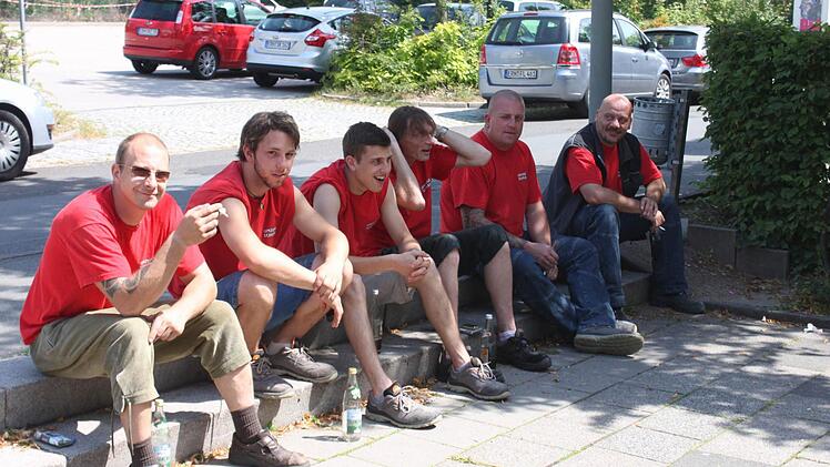 In der Mittagshitze ruhen sich die Arbeiter aus.