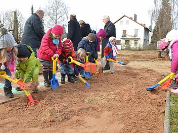 Beim Spatenstich griffen nicht nur die Politiker, sondern auch die Kinder von Don Bosco zur Schaufel Fotos: Ronald Rinklef