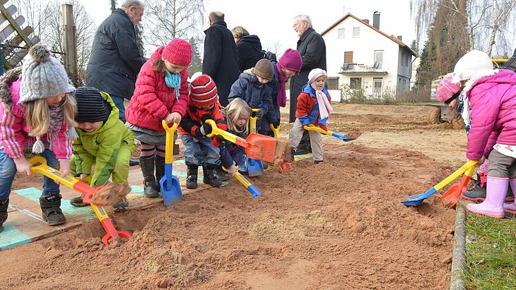 Beim Spatenstich griffen nicht nur die Politiker, sondern auch die Kinder von Don Bosco zur Schaufel Fotos: Ronald Rinklef