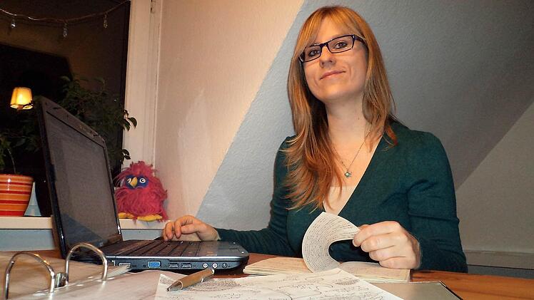 Die Jungautorin am Schreibtisch: Auf dem Laptop hat Lisa-Marie Reuter ihr 800-Seiten-Manuskript ge&ouml;ffnet; vor ihr liegt die selbst gefertigte Karte ihrer Fantasiewelt P&auml;rlonien, sowie ihr Notizbuch. Sogar ein Zwuusel sitzt in der Ecke - diese Spezies kommt auch im Roman vor. Foto: privat