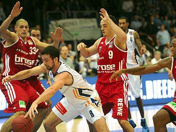 Kein Durchkommen für Philipp Zwiener (Mitte). Maik Zirbes und Karsten Tadda nehmen den Bremerhavener in die Zange. Foto: Wolfhard Scheer