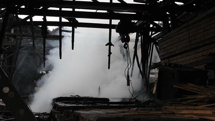 Immer wieder stieg Rauch aus dem Sägewerk. Foto: Friedwald Schedel