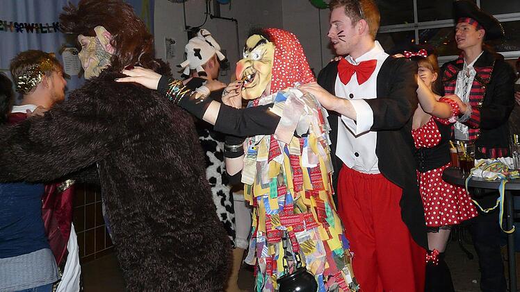 Viel Spaß hatten die Narren bei der Polonaise.