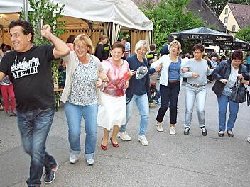 Angeführt von einem Musiker des Duos Christos fanden sich hier Mitglieder eines seit fünf Jahren bestehenden "griechischen Stammtisches" spontan zusammen, um gemeinsam einen Sirtaki zu tanzen. Foto: Alfred Thieret