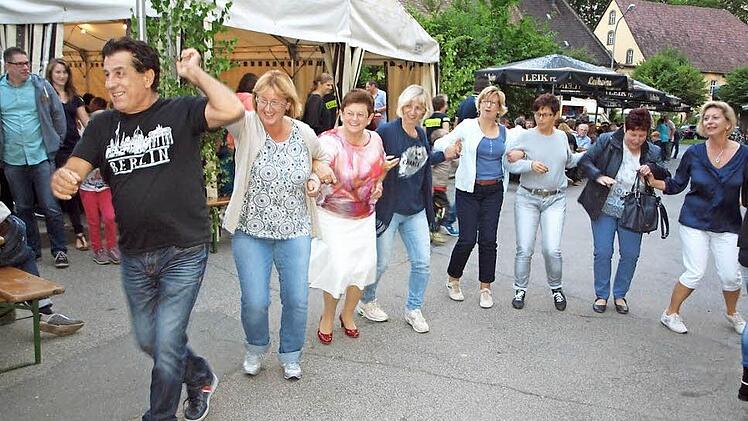 Angeführt von einem Musiker des Duos Christos fanden sich hier Mitglieder eines seit fünf Jahren bestehenden "griechischen Stammtisches" spontan zusammen, um gemeinsam einen Sirtaki zu tanzen. Foto: Alfred Thieret
