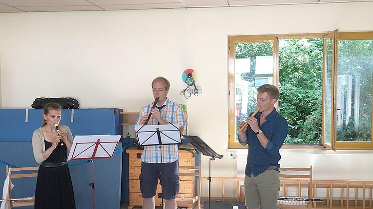Josefiina Dunder-Reich, Thomas Acker und Philipp Grzondziel (von links) konzertierten in Coburger Kindergärten. Foto: privat