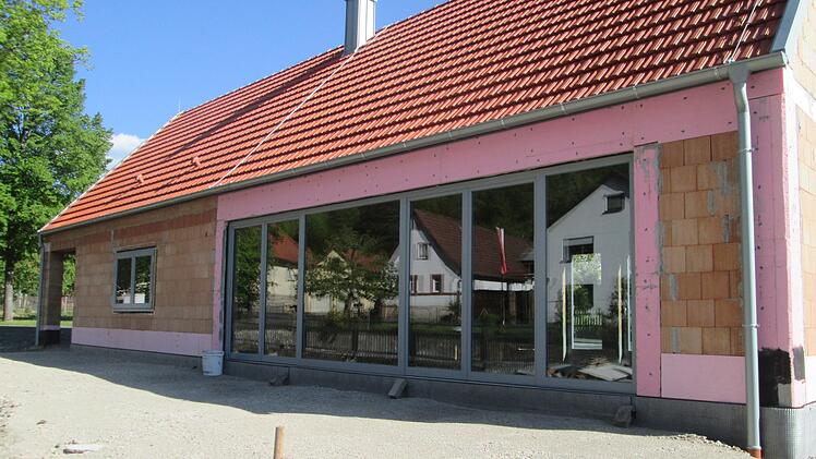 Das Dorfgemeinschaftshaus in Engenthal (Foto) strebt seiner Fertigstellung zu. Innenarbeiten und Installationen sind in Kürze im Gange.  Fotos: Winfried Ehling