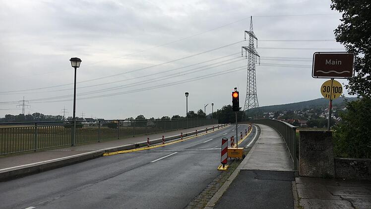 Wer die Mainbrücke bei Hallstadt (hier Blick Richtung Dörfleins) überquert, muss sich in den nächsten Jahren mit den Ampeln arrangieren.Foto: Anette Schreiber