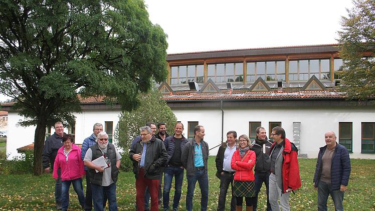 Betretende Gesichter beim Vororttermin der Stadtsteinacher Stadtr&auml;te: Jetzt soll die vorhandene Photovoltaikanlage abgebaut werden, das Dach mit einer neuen Eindeckung versehen und mit neuen Blechverwahrungen und Fensterblechen ausgestattet werden.Foto: Sonny Adam