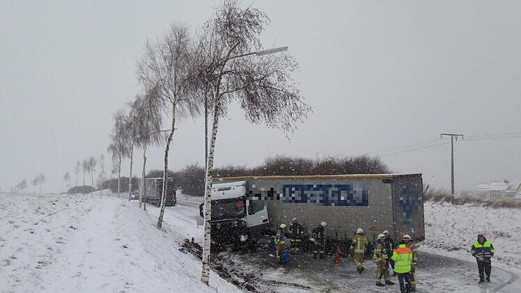 Bei einem Unfall im oberfränkischen Münchberg rutschte ein Sattelzug am Mittwochnachmittag in den Graben. Foto: Polizei