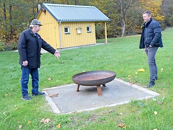 Mehrere solcher Feuerschalen hat Roland Ringlstetter (links) installiert und die Grillhütte im Hintergrund renoviert und neu eingerichtet. Für dieses außergewöhnliche ehrenamtliche Engagement gab es Anerkennung und Dank von Bürgermeister Stefan Heinlein .  Foto: K.- H. Hofmann