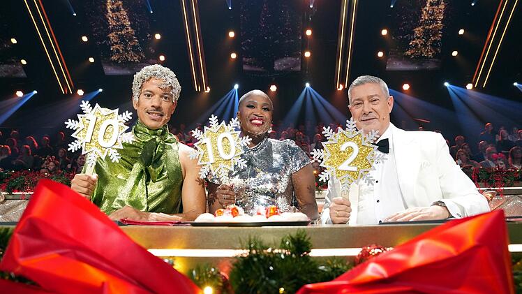 Ob die weihnachtliche Stimmung bei den Juroren Jorge Gonz&aacute;es, Motsi Mause und Jochaim Llambi f&uuml;r milde Beurteilungen sorgen wird?