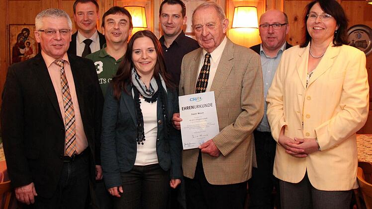 Der Vorstand und die Geehrten (v. l.) Hans Mönius, Matthias Goß, Alfred Albrecht, Birgit Müller, Steffen Kaiser, Ewald Münch, Uwe Pöschl und Gast Ute Salzner