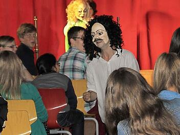 Den Schülern gefiel, dass sie von den beiden Schauspielern mit eingebunden wurden. Foto: Davina Zipfel