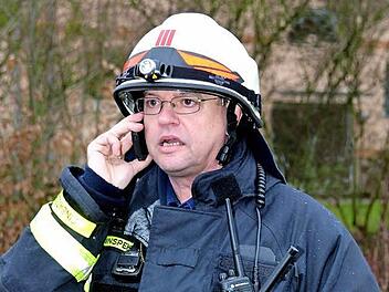 Stadtbrandinspektor Harald Albert mit einer Hand mit verschiedenen Funkgeräten bei einem Brandeinsatz in Garitz. In wenigen Wochen soll die endgültige Auslieferung der digitalen Funkgeräte an die Feuerwehren im Landkreis erfolgen. Nach einer Übergangszeit verschwinden dann die "Analogen". Fotos: Peter Rauch