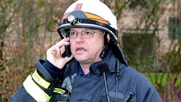 Stadtbrandinspektor Harald Albert mit einer Hand mit verschiedenen Funkgeräten bei einem Brandeinsatz in Garitz. In wenigen Wochen soll die endgültige Auslieferung der digitalen Funkgeräte an die Feuerwehren im Landkreis erfolgen. Nach einer Übergangszeit verschwinden dann die "Analogen". Fotos: Peter Rauch