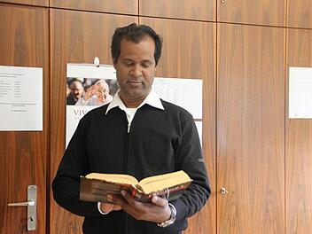 Pfarrer Mariadas Kalluri beim Studieren der Bibel.  Foto: Jana Röckelein
