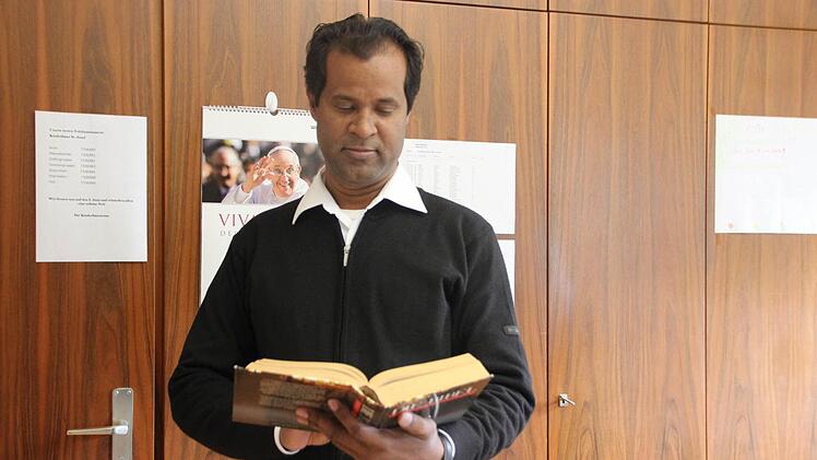 Pfarrer Mariadas Kalluri beim Studieren der Bibel.  Foto: Jana Röckelein