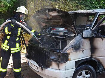 Völlig ausgebrannt ist dieses Auto am Montag in der Hemmerichstraße. Ursache war vermutlich ein technischer Defekt. Foto: Peter Rauch