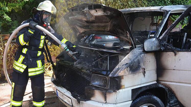 Völlig ausgebrannt ist dieses Auto am Montag in der Hemmerichstraße. Ursache war vermutlich ein technischer Defekt. Foto: Peter Rauch