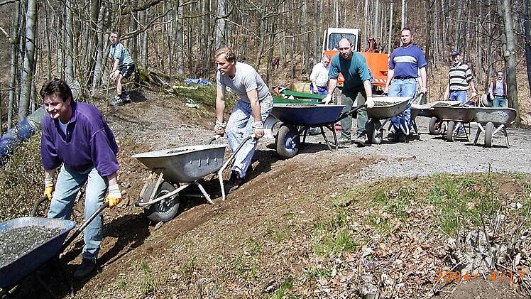 Eine der vielen Aktionen war die Säuberung und Instandhaltung der Treppenstufen zum Kapelli. Foto: Obst- und Gartenbauverein