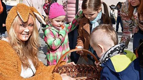 Der Osterhase "Hasimir" (Katrin Jabs) verschenkte beim Ostermarkt der Hobbybastler in Haßfurt Süßigkeiten an die Kinder.
