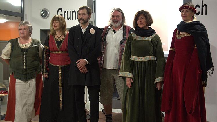 In Tracht waren die Stadtführer Kerstin Schleicher, Bettina Knauth, Wolfgang und Philipp Schott, Christine Großer sowie Heidrun Rößner (von rechts) zu ihrer Ehrung erschienen. Auch der kommissarische Bürgermeister Wolfgang Pfister zählt dazu, ebenso wie die abwesenden Andrea Höllein, Peter Ludwig, Christian Vogt und Heinrich Winkelmann.