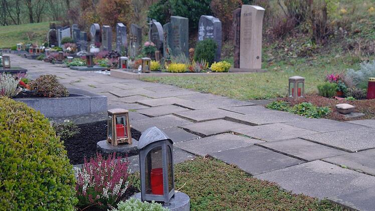 Der Zustand der Friedhofswege wurde moniert. Kothener pochen auf eine zeitnahe Lösung. Foto: Stephanie Elm