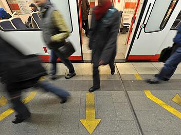 Ein 32-Jähriger hat seinen Kontrahenten in Nürnberg vor die U-Bahn gestoßen und dabei lebensgefährlich verletzt. Symbolfoto: David Ebener dpa/lby