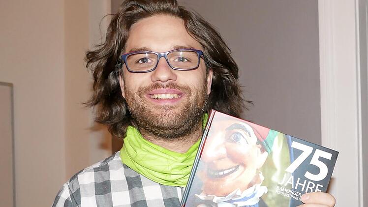 Florian Herrnleben hat als Leiter der Puppenbühne die Jubiläumschronik herausgegeben - ein wahrlich kasperlbuntes Buch.  Foto: Marion Krüger-Hundrup