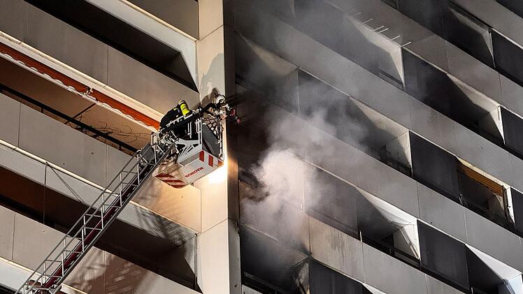 Nürnberg: Brand in 22-stöckigem Wohnhaus - Bewohner leblos aufgefunden