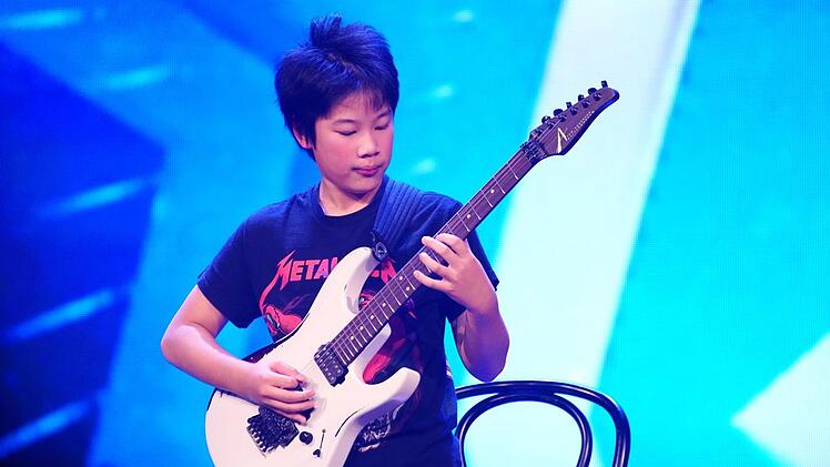 Zauberfinger: Yuyan Zhang (10) präsentierte sich als kleiner Gitarrengott und potenzieller Nachfolger von Eddie van Halen.