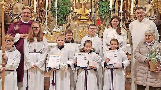 Das Oberministranten Team mit den neuen &bdquo;Minis&ldquo; und &bdquo;Jubelchorleiterin&ldquo; Maria Winkler (rechts), Pfarrer Christian Montag (hinten links) sowie Pfarrgemeinderatsvorsitzenden Thomas Geldner (hinten rechts).