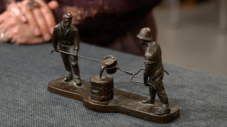 Bianca Berding datierte eine Arbeiter-Skulptur mit Eisengie&szlig;er aus Zinn um die Jahrhundertwende. Gew&uuml;nscht wurden 80 Euro. Die Expertin sch&auml;tzte 100 bis 150 Euro, denn "die Darstellung zeigt einen historischen Moment". Daniel Meyer zahlte schlie&szlig;lich 100 Euro.