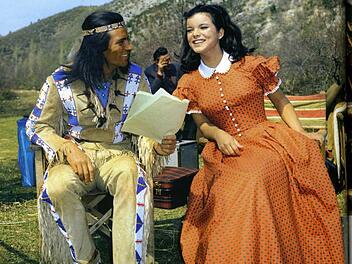 Ein lachender Häuptling flirtet mit  Uschi Glas alias Apanatschi. Auf Filmplakaten erschien  die 22-Jährige, deren Karriere gerade erst begonnen hatte,  noch als Ursula Glas. Fotos: "50 Jahre Winnetou-Film"/Karl-May-Verlag