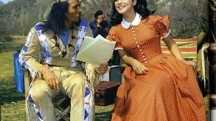 Ein lachender Häuptling flirtet mit  Uschi Glas alias Apanatschi. Auf Filmplakaten erschien  die 22-Jährige, deren Karriere gerade erst begonnen hatte,  noch als Ursula Glas. Fotos: "50 Jahre Winnetou-Film"/Karl-May-Verlag