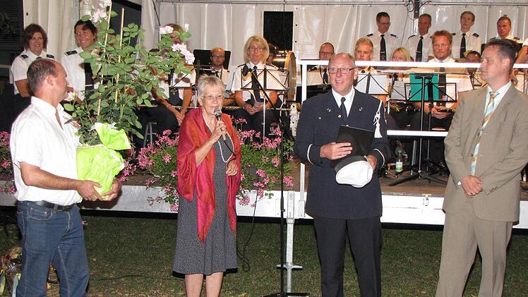 Das Ehepaar Malmberg-Böhm (links) überreicht einen Rosenstrauch für die Fuschter Musikanten. Peter Nylander, Vorstand der Stadsmusikkår (2. von rechts) und Tobias Pfülb, Vorstand der Fuschter Musikanten (rechts), freuen sich über die freundschaftliche Geste.