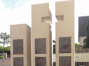 Die Urnenstelen auf dem Marktleugaster Friedhof. Unser Bild entstand während der Errichtung. Foto: Archiv/M.Beetz