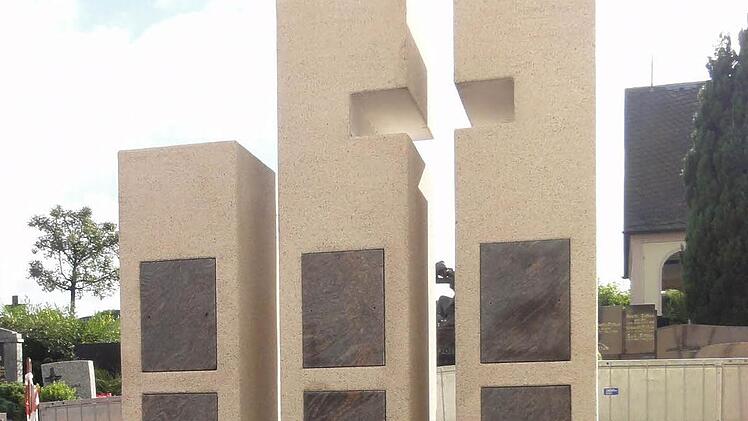 Die Urnenstelen auf dem Marktleugaster Friedhof. Unser Bild entstand während der Errichtung. Foto: Archiv/M.Beetz