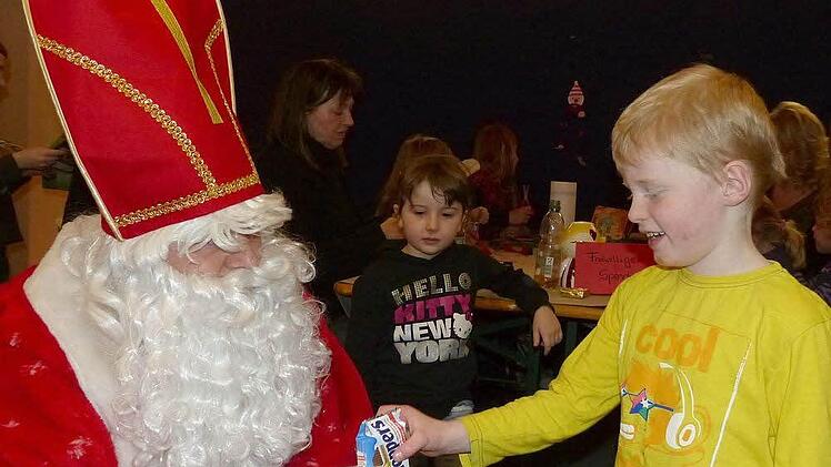 Die jüngsten Besucher wurden vom Nikolaus beschenkt, der bei "seinem" Markt mit vollem Gabensack die Runde machte. Foto: Norbert Neugebauer