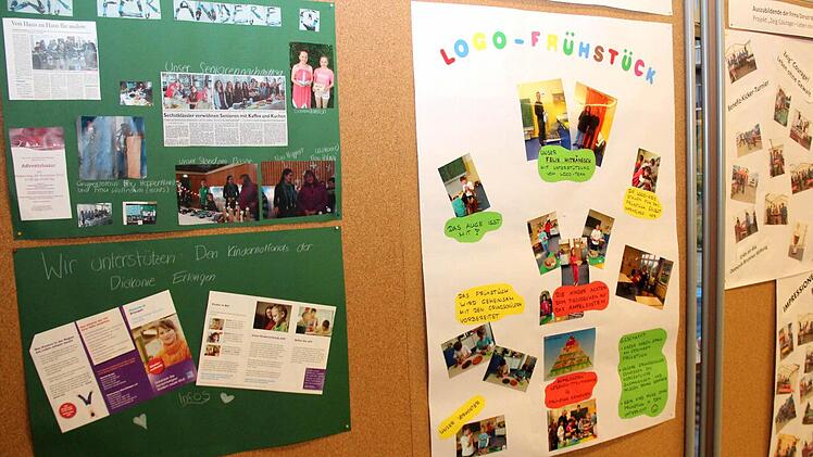 Die Bewerber präsentierten ihre Projekte noch einmal auf Schautafeln in der Aula. Foto: Johanna Blum