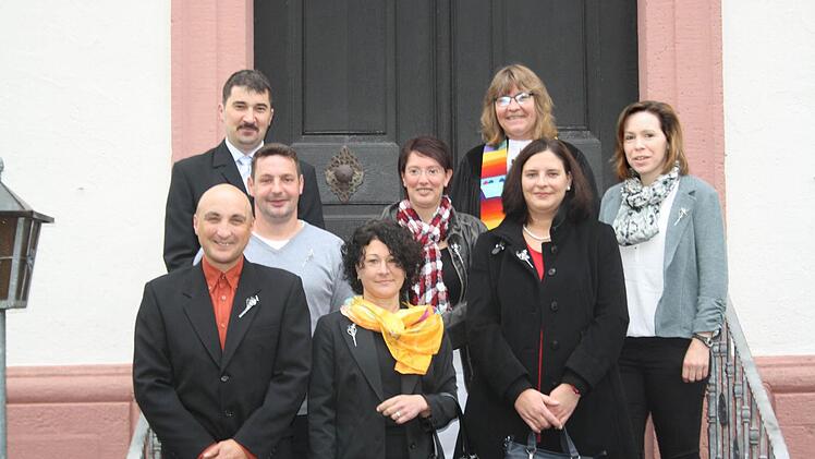 Die silbernen Konfirmanden des Jahrgangs 1988: Sandro Albert, Tanja Eigerdt, Andrea Weber (geb. Müller), Wolfgang Richter, Silke Vorndran (geb. Simon), Roman Strebl und Daniela Gold (geb. Ullrich). Hinten Pfarrerin Barbara Weichert. Foto: Weichert