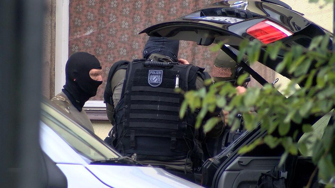SEK Einsatz - Mann droht mit angeblicher Waffe