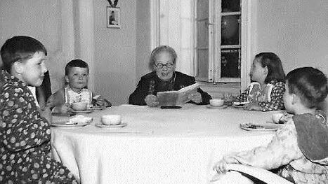 Eine typische Szene: Ümä - wie die Oma genannt wurde - liest vor.