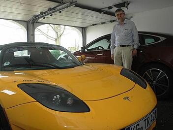 Eberhard Mayer ist überzeugt vom Tesla und der Philosophie, die hinter dem Elektroauto steckt. Foto: Eckhard Heise