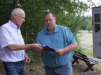 Gerhard Morber übergibt das Ergebnis der archäologischen Untersuchung Bürgermeistern Bernold Martin. Foto: Ulrike Müller