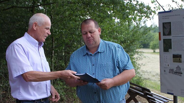 Gerhard Morber übergibt das Ergebnis der archäologischen Untersuchung Bürgermeistern Bernold Martin. Foto: Ulrike Müller