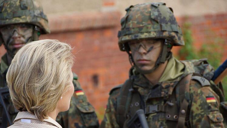 Verteidigungsministerin Ursula von der Leyen besucht das Ausbildungszentrum InfanterieFoto: Arkadius Guzy